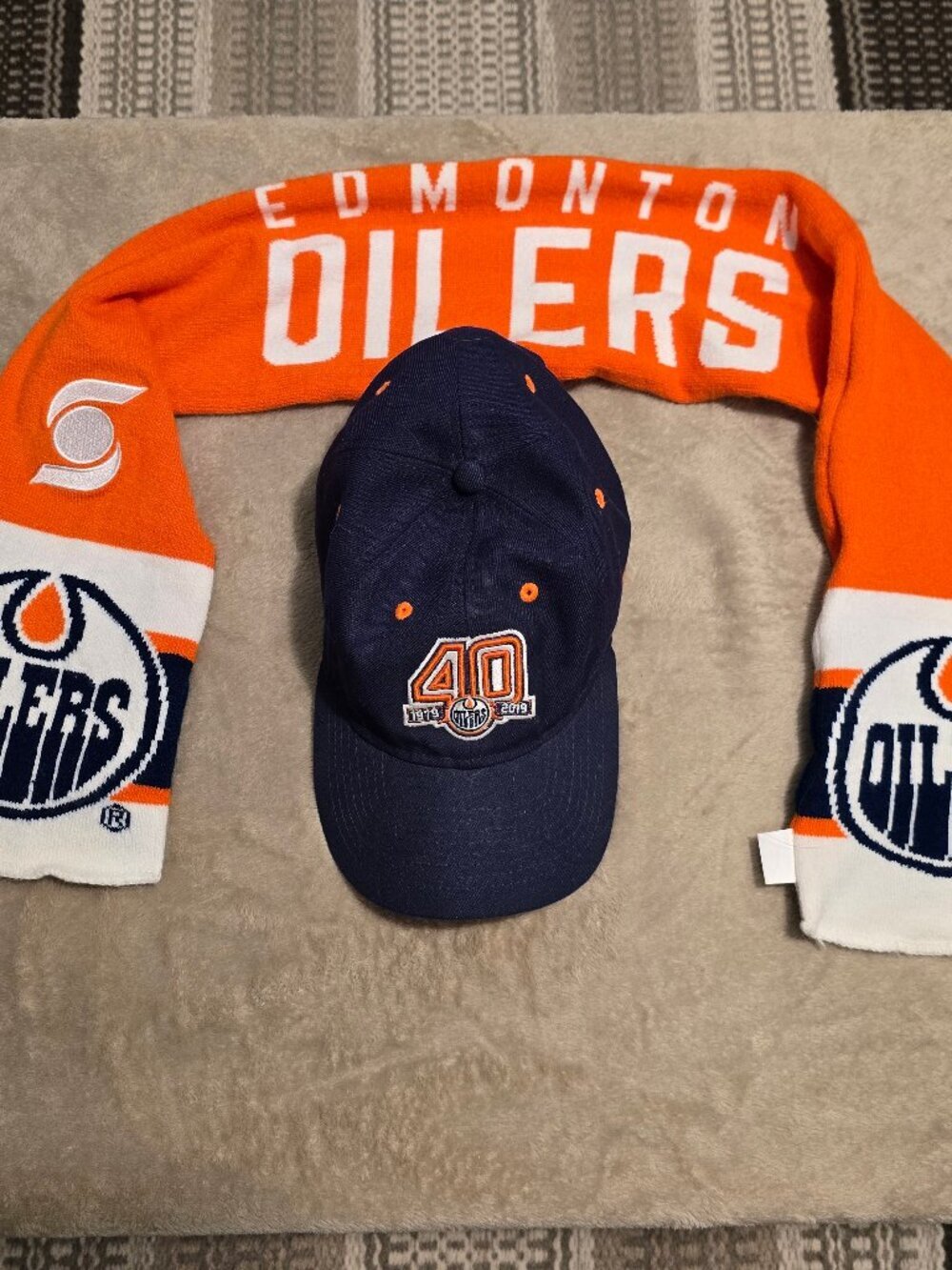 NHL Edmonton oiler 40th aniversery cap plus scarff,